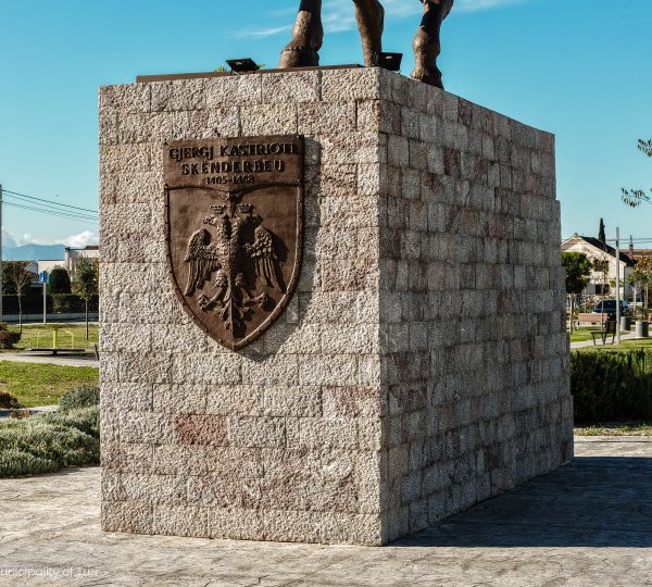 Trg Gjergj Kastrioti Skenderbeu